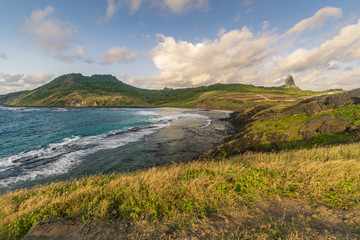 Fototapeta premium Amanhecer na enseada da Caieira em Fernando de Noronha
