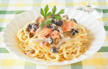 サーモンと茸のクリームソースパスタ