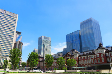 Fototapeta na wymiar Classical Tokyo station made of brick and new high-rise building