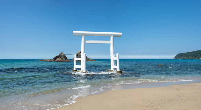 桜井二見ヶ浦の夫婦岩と白い鳥居 福岡県糸島市 九州日本 Stock Photo Adobe Stock