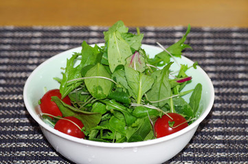 ベビーリーフとミニトマトのサラダ