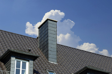 Neu gedecktes Dach mit Kaminverkleidung aus Schieferplatten