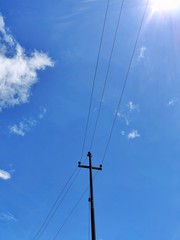 Obraz premium An electric pylon on a sunny afternoon.