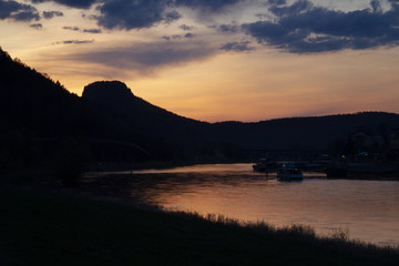 Sonnenuntergang am Elbufer