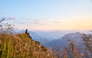 Mann auf einem Berg bei Sonnenuntergang
