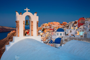 Fototapeta premium Oia, Santorini. Wizerunek słynnej wioski Oia cyklady położonej na wyspie Santorini, Wyspy Egejskie Południowe, Grecja.