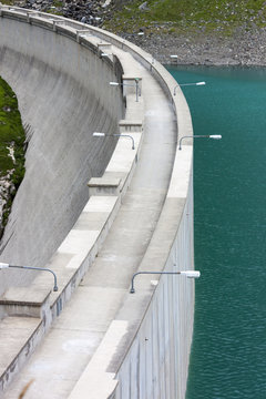 La diga del Barbellino, bacino artificiale situato sopra Valbondione, in alta Valle Seriana, sulle Prealpi Orobie Bergamasche.