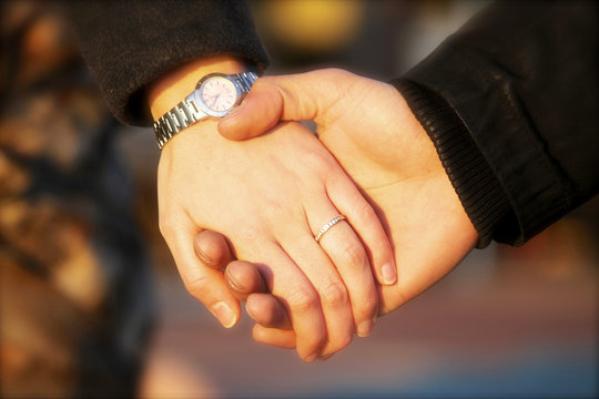Manos cogidas de una pareja joven vistas de cerca