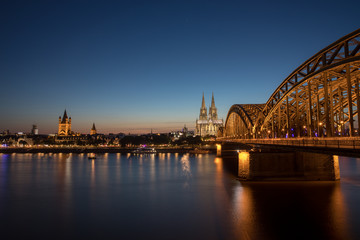 Fototapeta premium cologne bridge by night dome