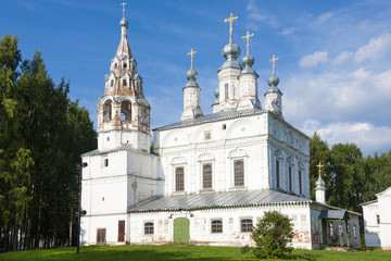 Fototapeta na wymiar The ensemble of the Transfiguration and Sretensky Transfiguration Church (17th century) in Velikyi Ustyug, Russia