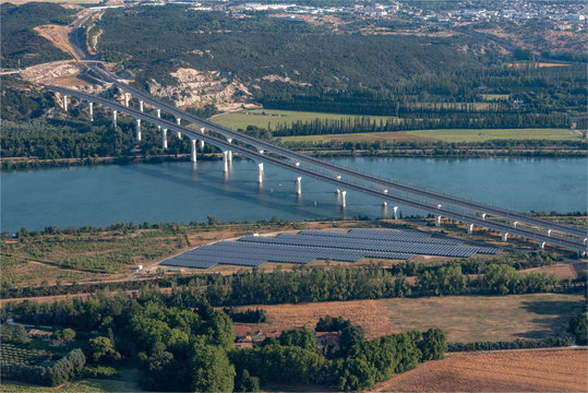 vue aérienne du pont du TGV à Avignon en France