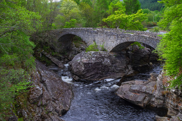 Die Steinbrücke von Invermoriston/Schottland