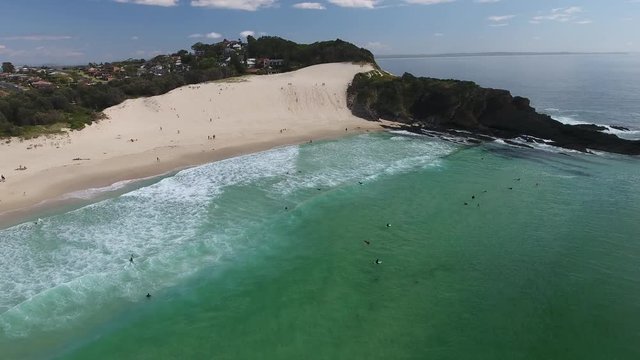 Luftaufnahme - Kameraschwenk Strand von rechts nach links mit Surfern aus Blickrichtung Meer