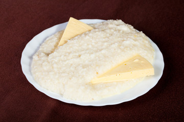 Hominy mamaliga porrige
