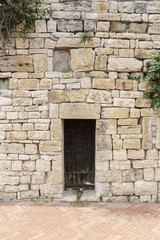 Fototapeta na wymiar Alte Mauer in Todi mit geradem Sturz