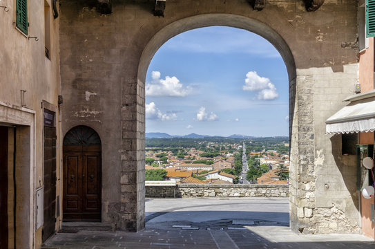 Blick durch die Porta Senese in Castiglione del Lago nach Montepulciano