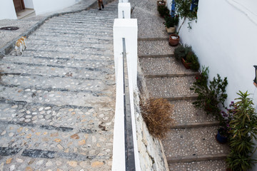 Detalle de calle de piedras en pueblo del Mediterráneo