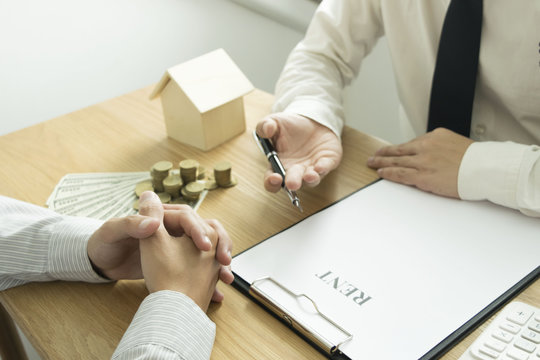 Young People Are Buying Houses And Cars, So They Have To Bring Money As Collateral To Financial Accountants To Wait For Approval.