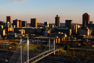 Fototapeta premium Budynki w mieście Johannesburg w późnym popołudniowym słońcu, Gauteng, RPA