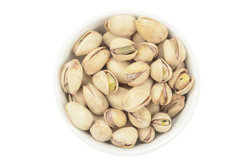 Pistachos en un bol sobre fondo blanco