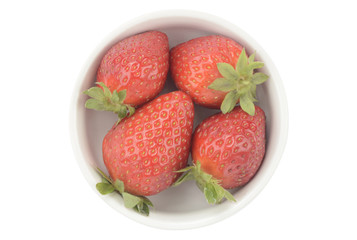 Fresas en un bol sobre fondo blanco