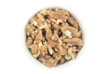 Nueces cascadas en un bol sobre fondo blanco