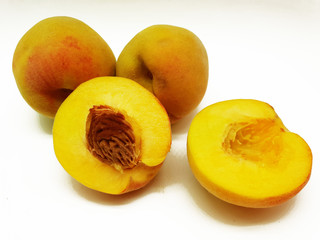 Frische Pfirsiche freigestellt auf weißem Hintergrund