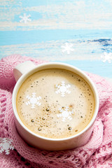 Smaczna Świąteczna biała kawa lub kakao otoczone pastelowym różowym kocem na niebieskim...