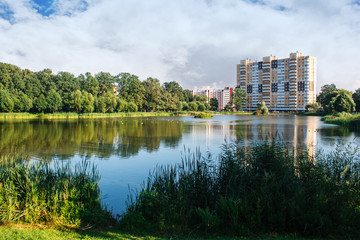 Fototapeta na wymiar new residential area near the lake