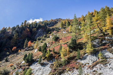 Die wundervolle Bergwelt des Wallis im Herbst