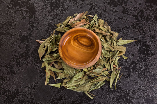 Calea zacatechichi leaves and tea.