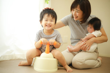 トイレトレーニングをする子供