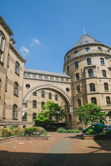 Obraz premium cars parked near beautiful building in Bonn, Germany