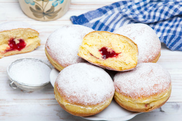 Tradycyjne Polskie pączki na drewnianym tle. Smaczne paczki z dżemem. © czarny_bez