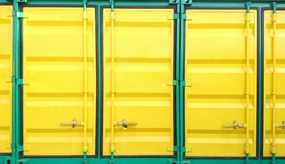 黄色と緑のコンテナ