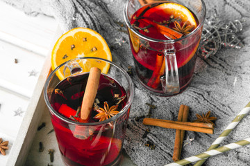 Fototapeta Grzane wino z cynamonem, anyżem i pomarańczami. Świąteczny grzaniec z przyprawami.  obraz