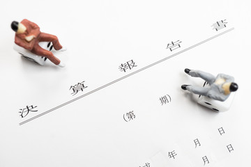 決算報告書と会議する男性