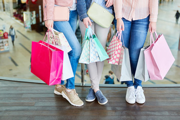 Weibliche Kunden mit vielen Einkaufstüten