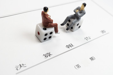 決算報告書と会話する男性