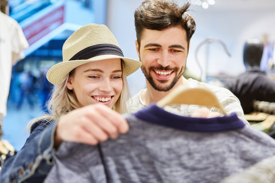 Paar freut sich beim Shopping nach Kleidung