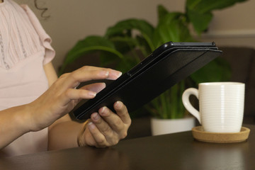 donna che usa un tablet