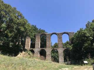 Fototapeta na wymiar Acquedotto Romano a Monterano 
