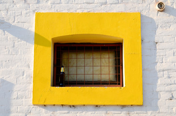 Fenster und Flasche mit gelber Umrahmung