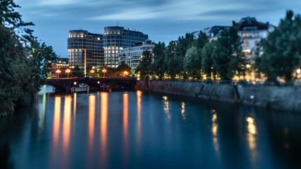 Fototapeta premium Berliner Spreebogen am Abend zur blauen Stunde