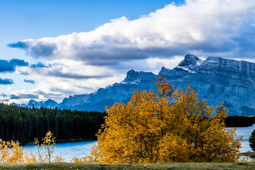 Fototapeta na wymiar Two Jack Lake, Banff National Park, Alberta, Canada
