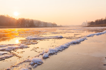 Wintermorgen bei Meißen mit Eis auf der Elbe