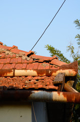 Rotes altes Dach und Dachziegel