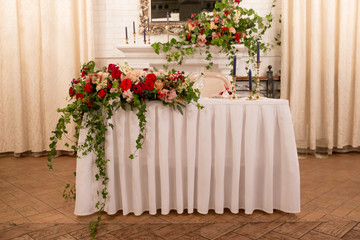 table decor for wedding ceremony, table setting, flowers, red and white decor. table for the newlyweds