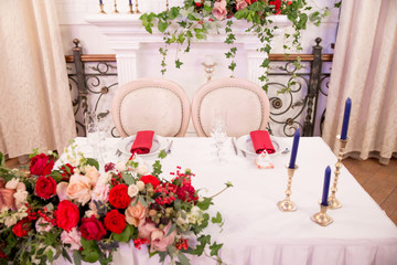 table decor for wedding ceremony, table setting, flowers, red and white decor. table for the newlyweds