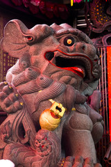 Obraz premium Chinese traditional religion, stone lion in front of the temple, blue stone stone lion